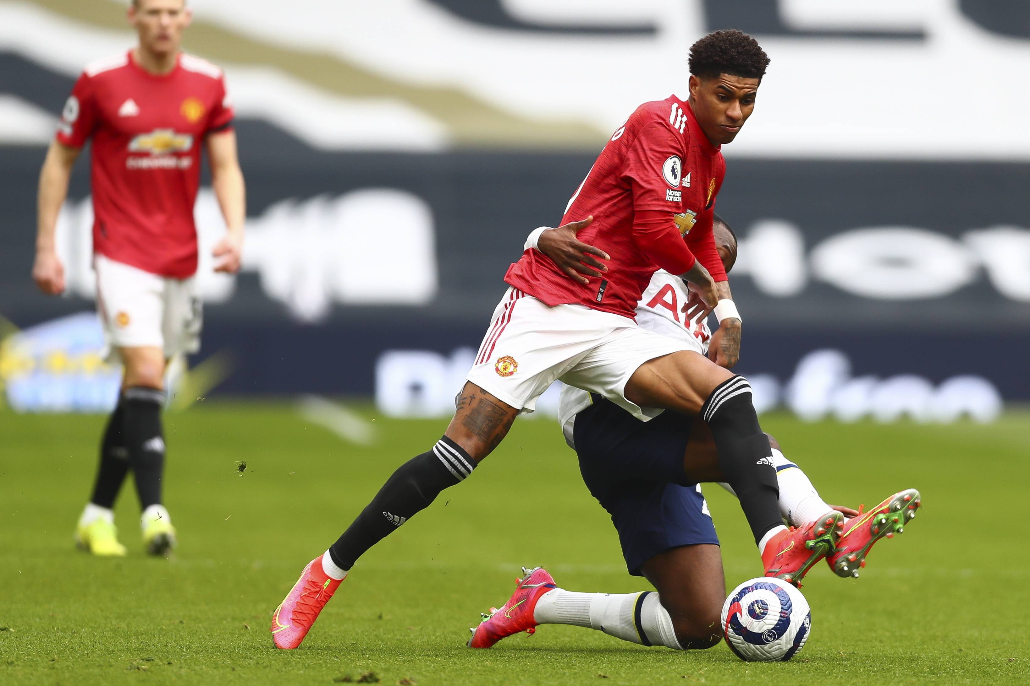 西甲第15輪比利亞雷亞爾1-3巴塞羅那 德佩絕殺庫蒂尼奧點射破門.